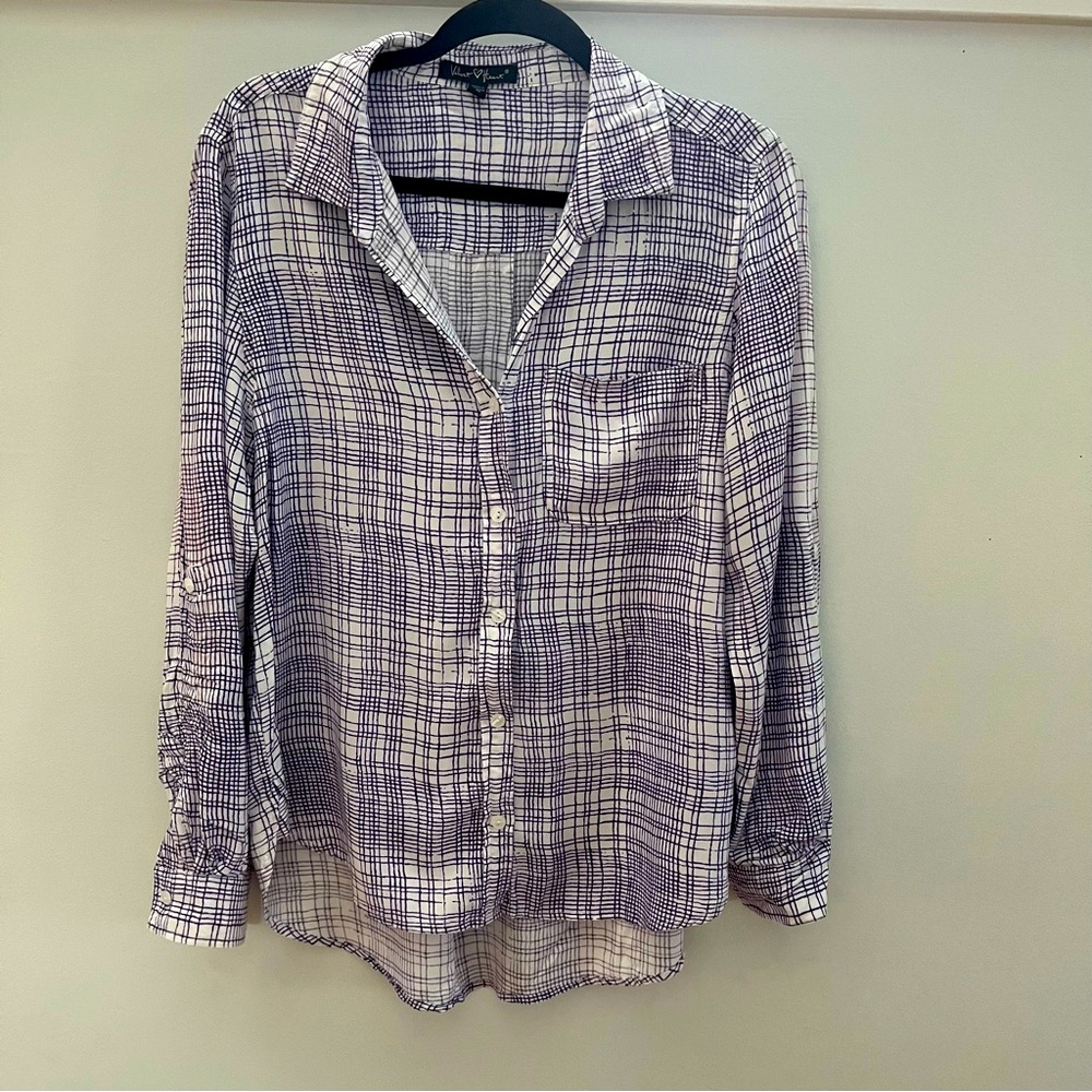 Velvet Heart Lightweight Buttondown. Adjustable sleeves, lightweight flowy rayon